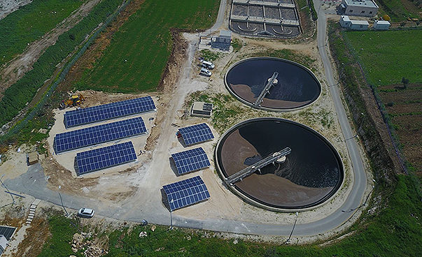 Blick auf die mit Photovoltaik betriebene Kläranlage der Stadt Nablus